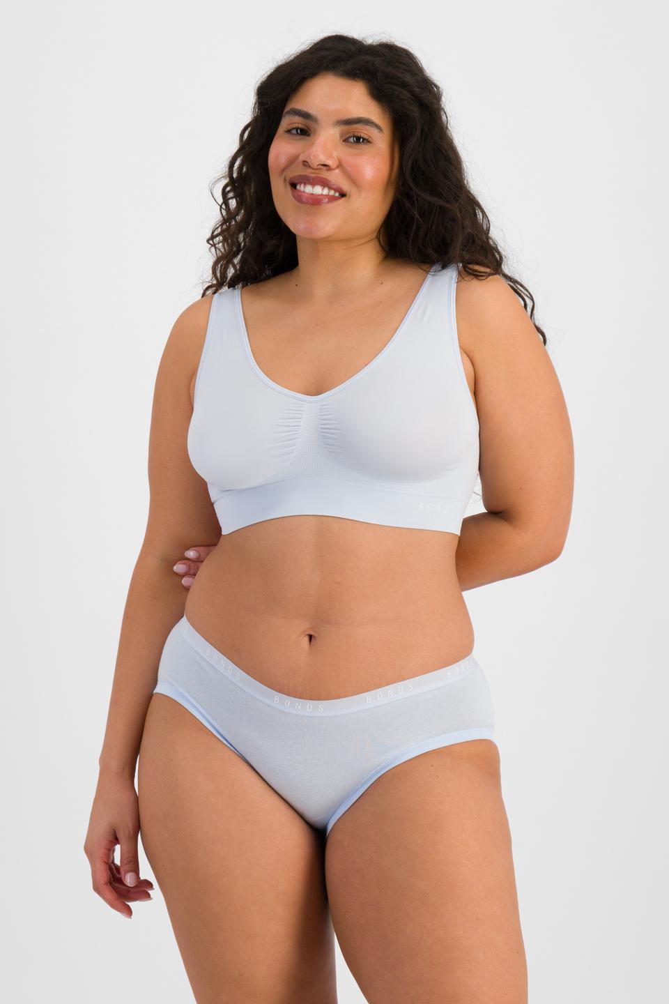 Laura (She/Her) wears size 14 and is 165cm tall with 94cm chest and 76cm waist