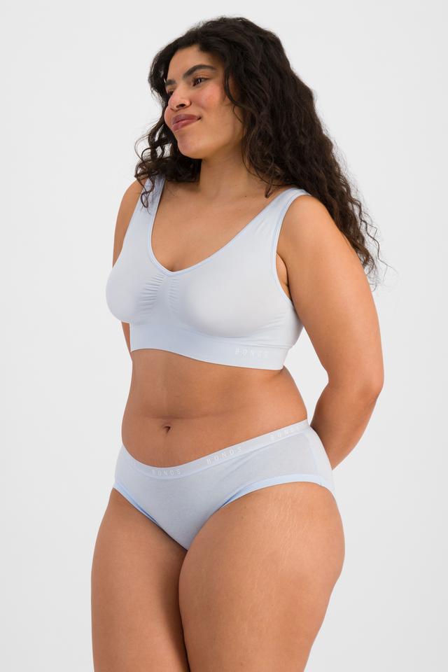 Laura (She/Her) wears size 14 and is 165cm tall with 94cm chest and 76cm waist