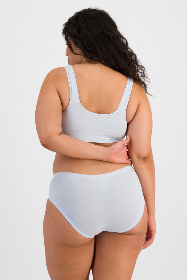 Laura (She/Her) wears size 14 and is 165cm tall with 94cm chest and 76cm waist