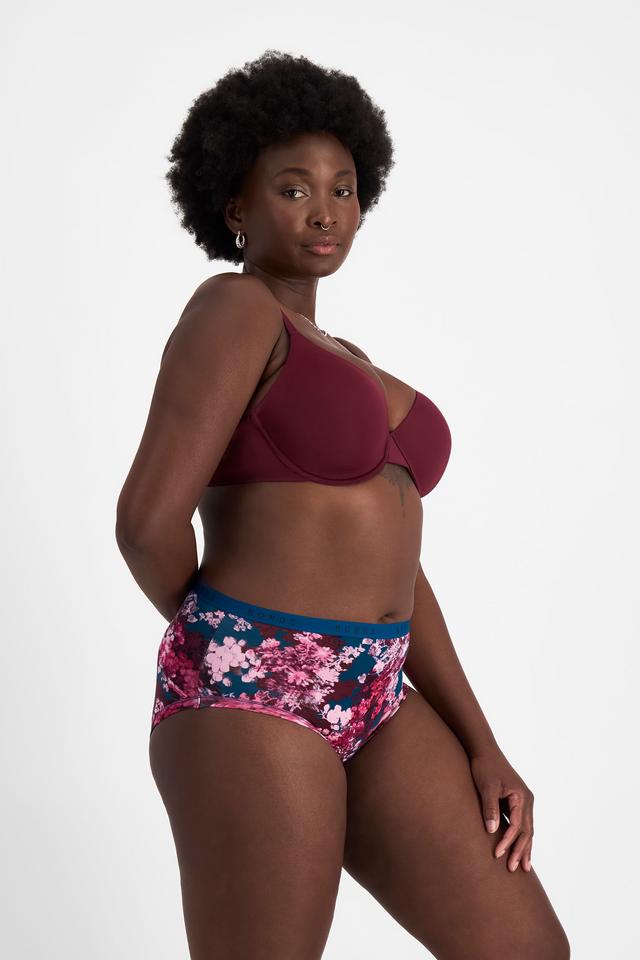 Nelly (She/Her) wears size 14 and is 173.73cm tall with 102cm chest and 84cm waist