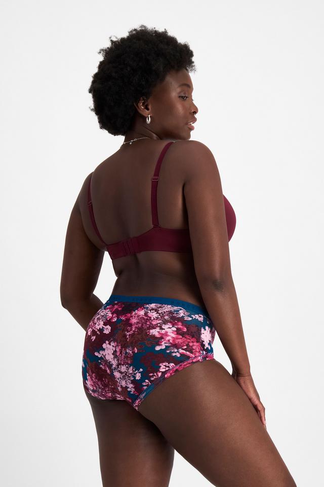 Nelly (She/Her) wears size 14 and is 173.73cm tall with 102cm chest and 84cm waist