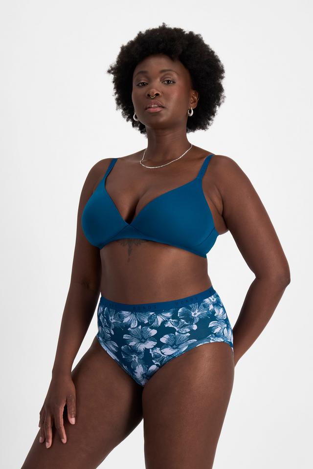Nelly (She/Her) wears size 14 and is 173.73cm tall with 102cm chest and 84cm waist