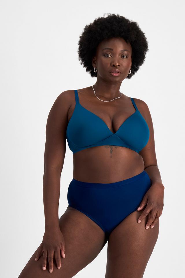 Nelly (She/Her) wears size 14 and is 173.73cm tall with 102cm chest and 84cm waist