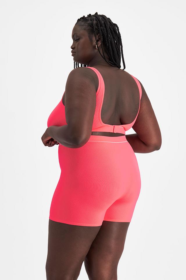 Nyapal (She/Her) wears size 18 and is 182cm tall with 121cm chest and 111cm waist
