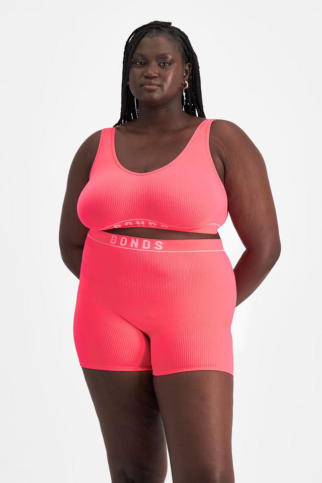 Nyapal (She/Her) wears size 18 and is 182cm tall with 121cm chest and 111cm waist