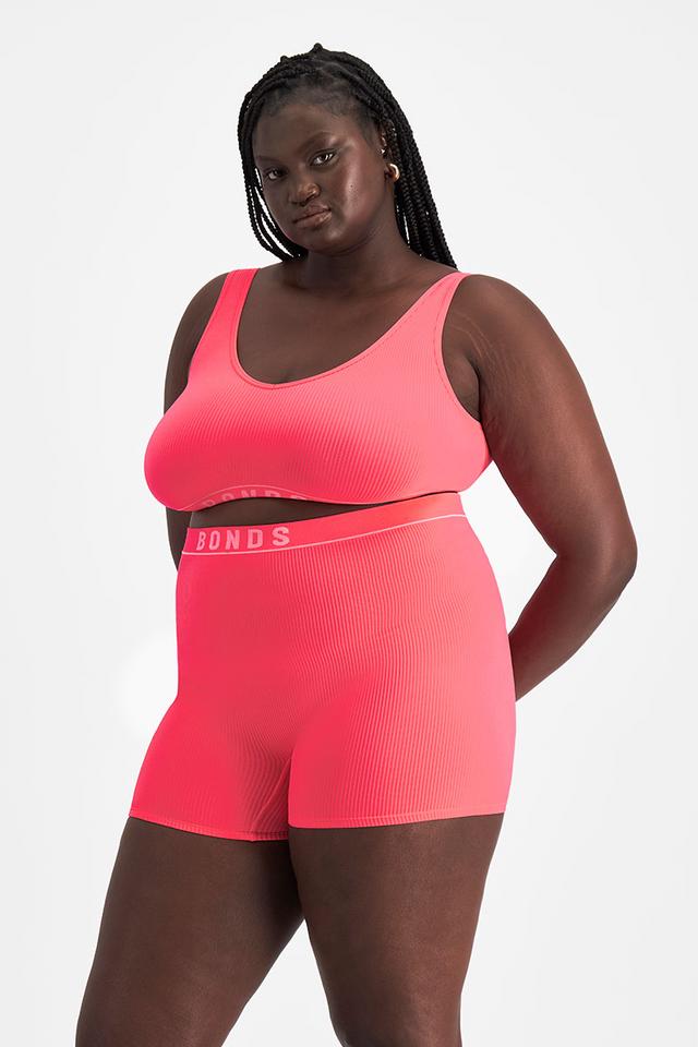 Nyapal (She/Her) wears size 18 and is 182cm tall with 121cm chest and 111cm waist