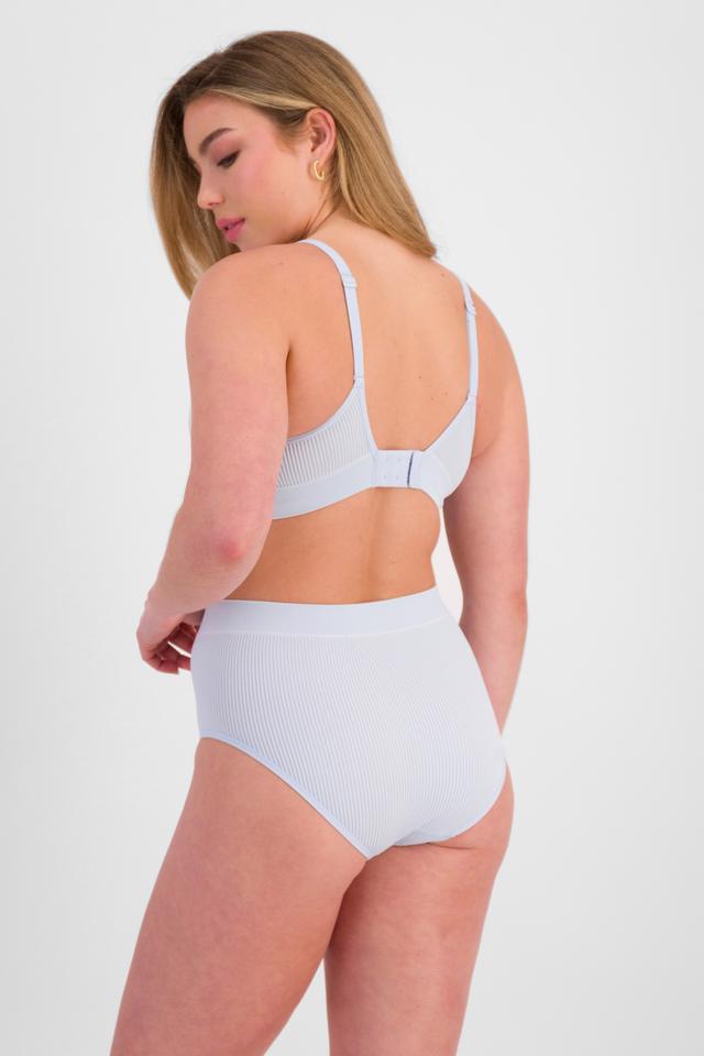 Sienna (She/Her) wears size 10 and is 164cm tall with cm chest and 71cm waist