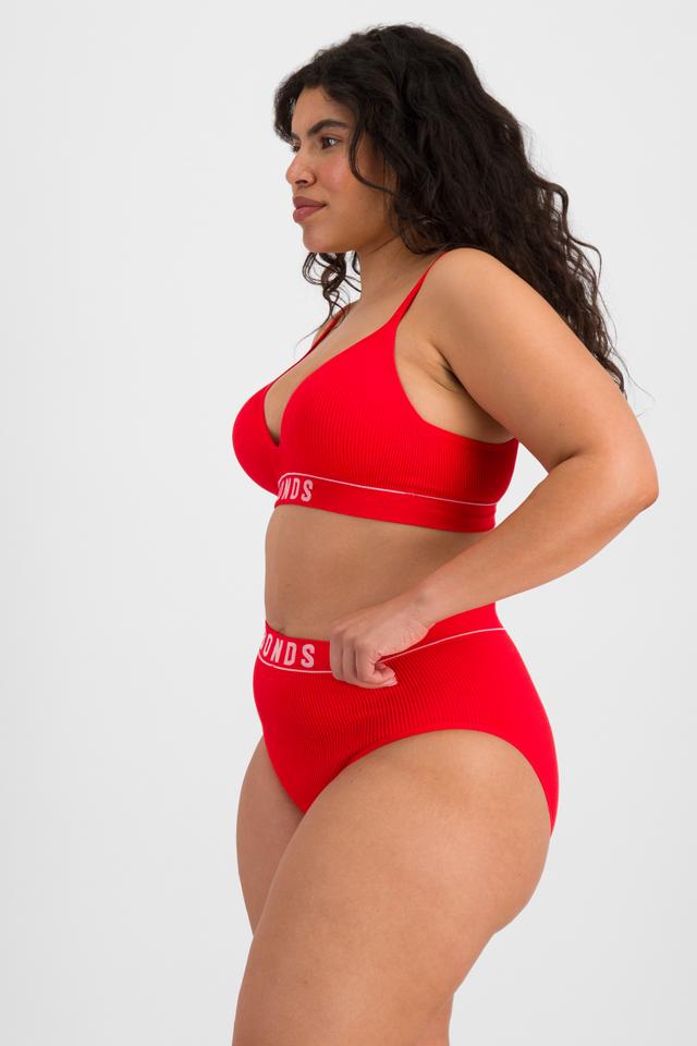 Laura (She/Her) wears size 14 and is 165cm tall with 94cm chest and 76cm waist