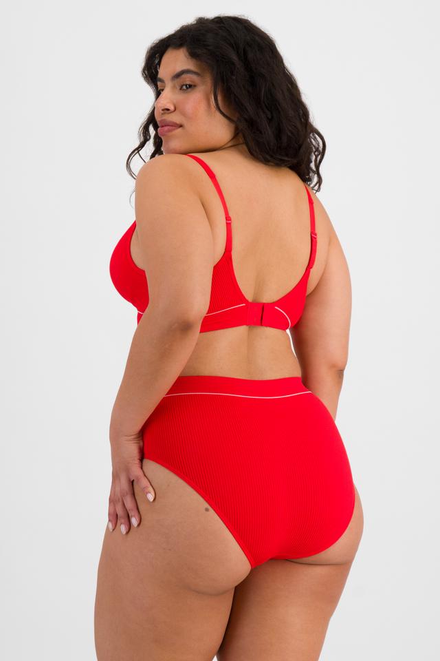Laura (She/Her) wears size 14 and is 165cm tall with 94cm chest and 76cm waist