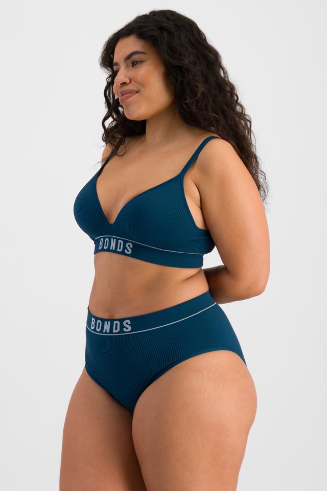 Laura (She/Her) wears size 14 and is 165cm tall with 94cm chest and 76cm waist