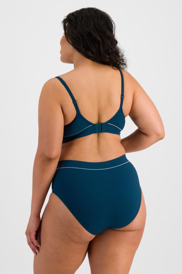 Laura (She/Her) wears size 14 and is 165cm tall with 94cm chest and 76cm waist