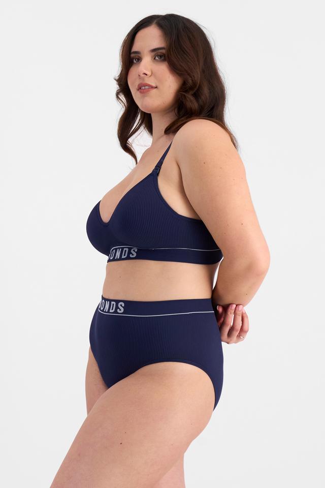 Bella (She/Her) wears size L and is 173cm tall with 95cm chest and 77cm waist