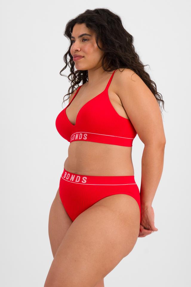 Laura (She/Her) wears size 14 and is 165cm tall with 94cm chest and 76cm waist