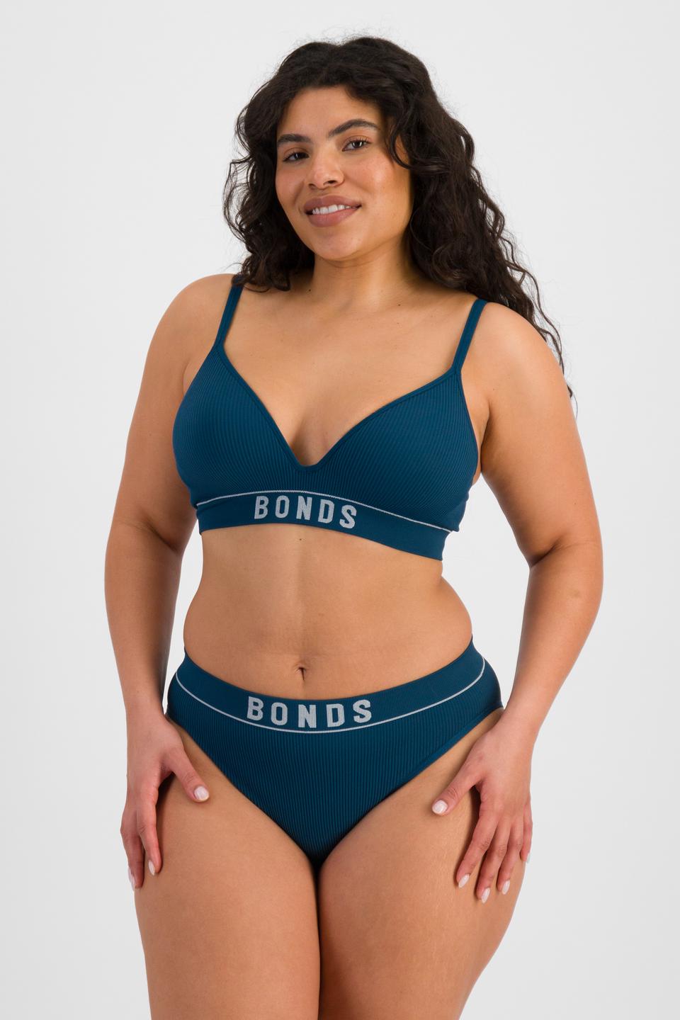 Laura (She/Her) wears size 14 and is 165cm tall with 94cm chest and 76cm waist