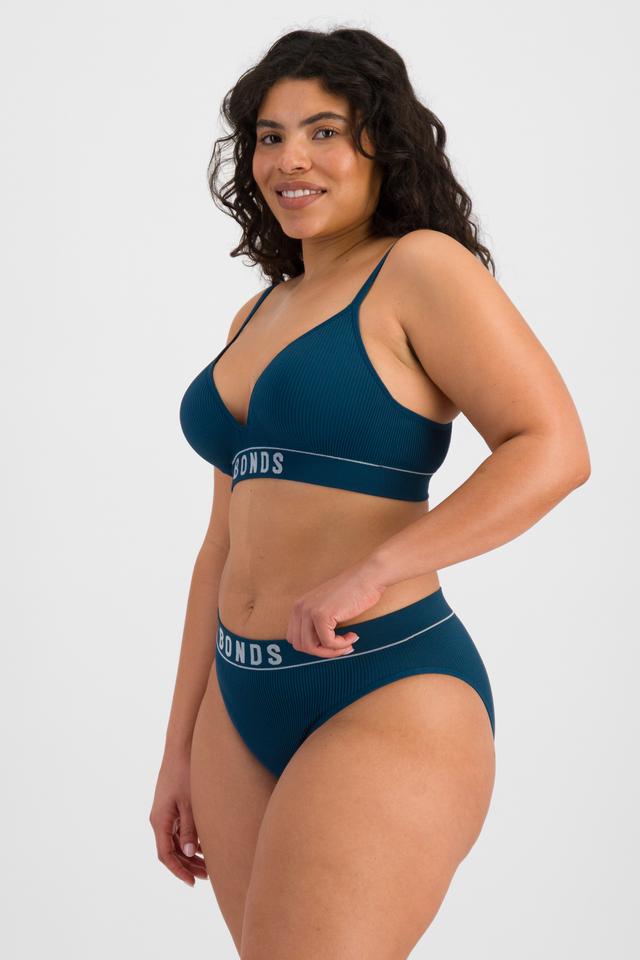 Laura (She/Her) wears size 14 and is 165cm tall with 94cm chest and 76cm waist