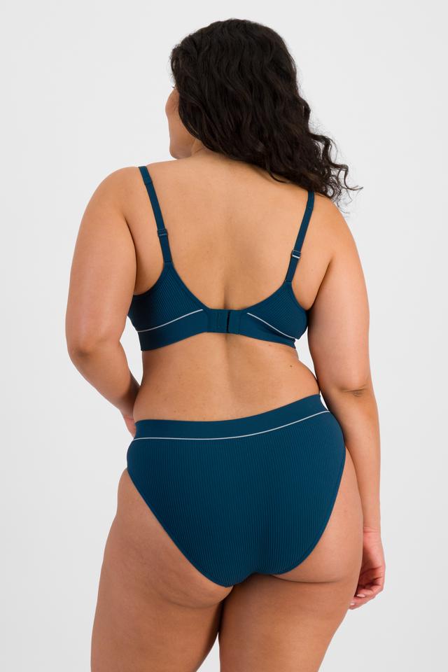 Laura (She/Her) wears size 14 and is 165cm tall with 94cm chest and 76cm waist
