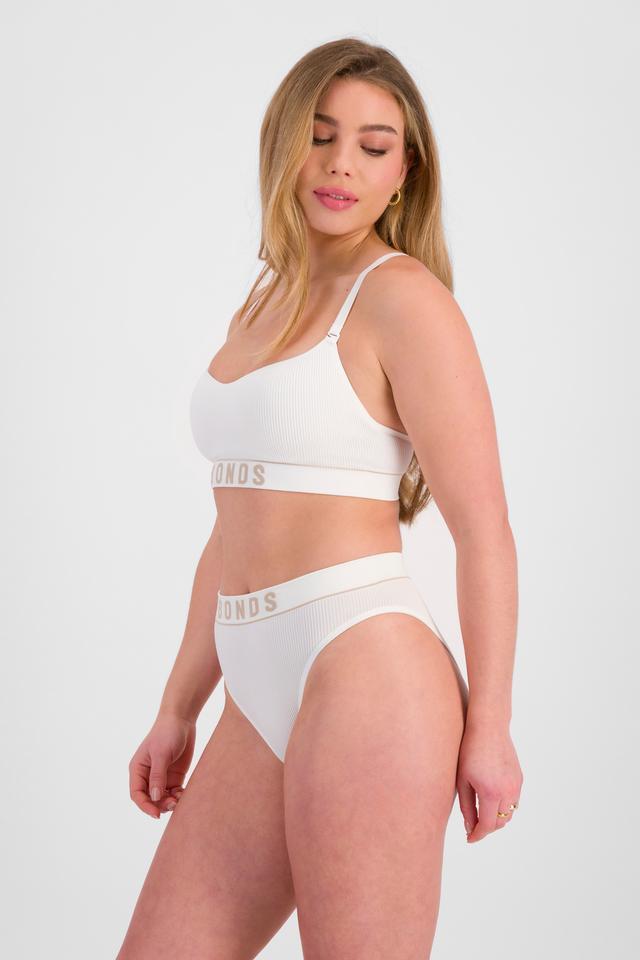 Sienna (She/Her) wears size 10 and is 164cm tall with cm chest and 71cm waist