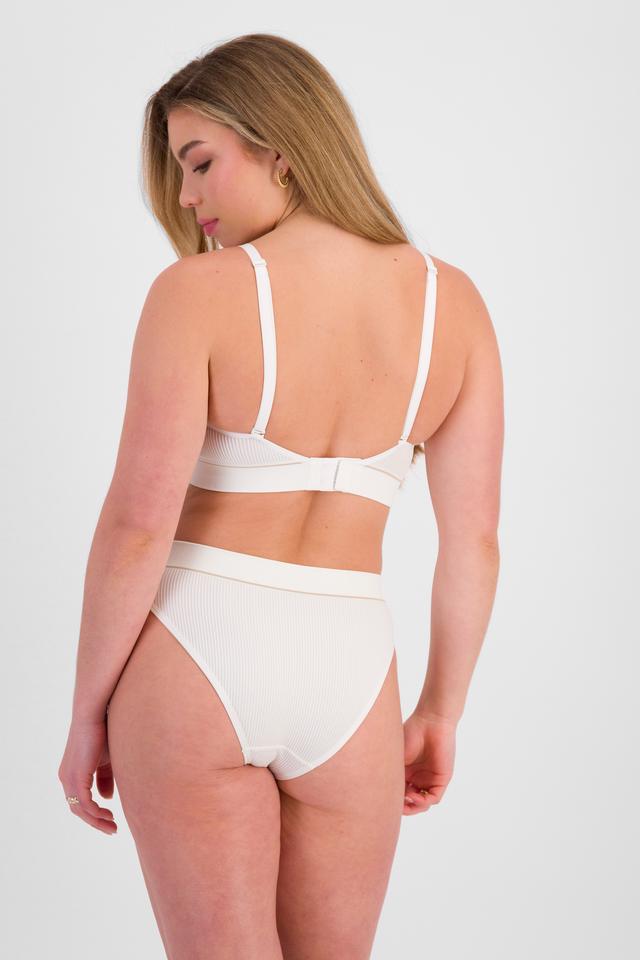 Sienna (She/Her) wears size 10 and is 164cm tall with cm chest and 71cm waist