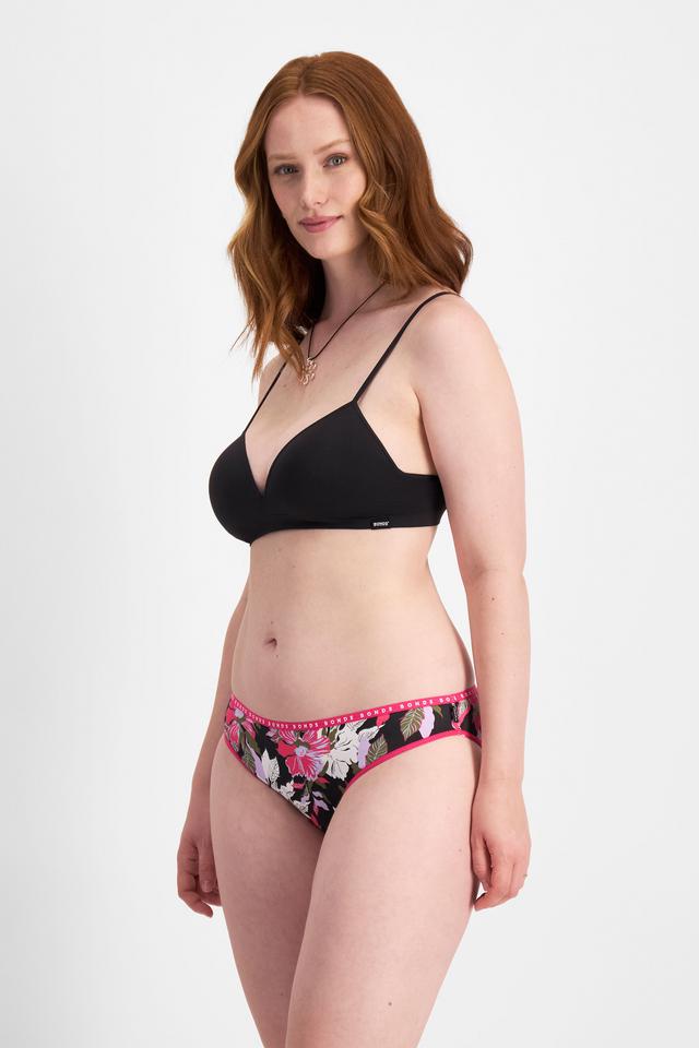 Martine (She/Her) wears size 14 and is 175cm tall with 82cm chest and 76cm waist