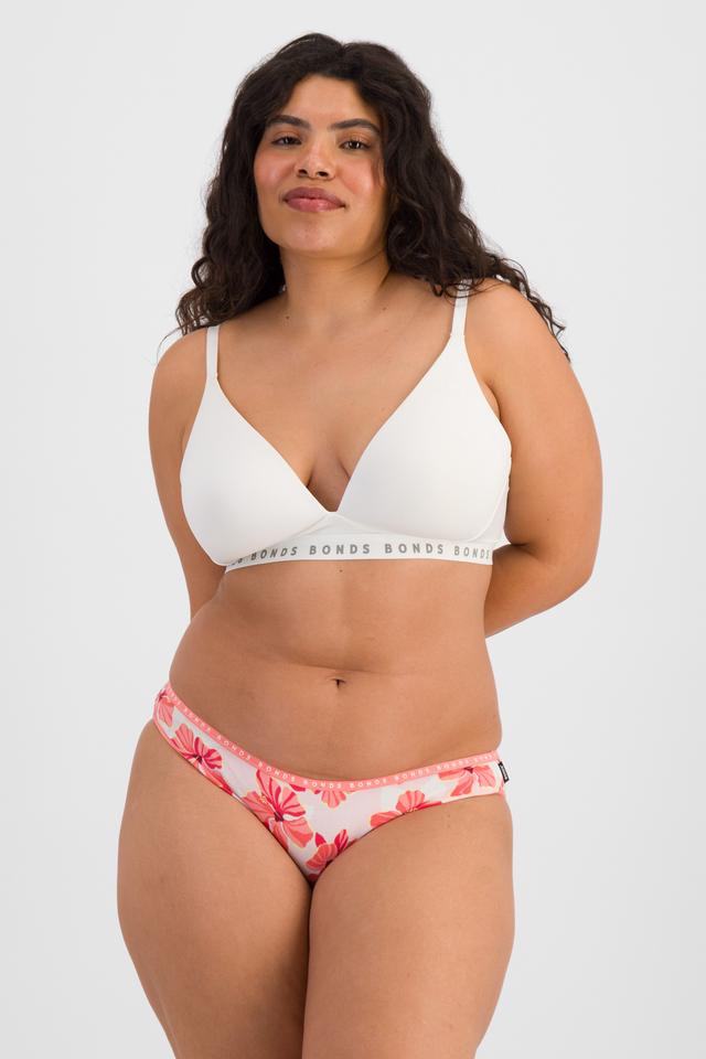 Laura (She/Her) wears size 14 and is 165cm tall with 94cm chest and 76cm waist