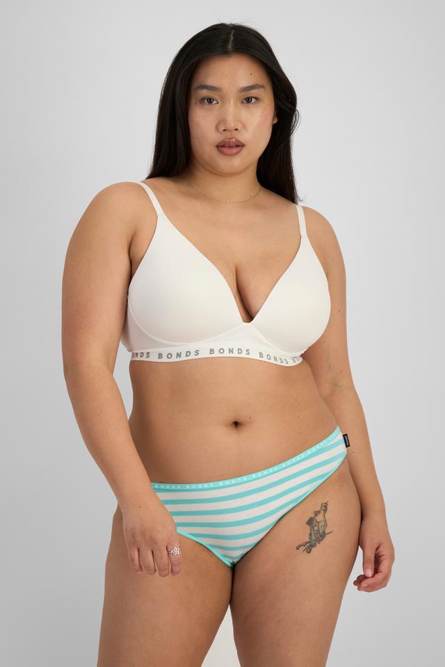 Chloe (She/Her) wears size 14 and is 165cm tall with 95cm chest and 78cm waist