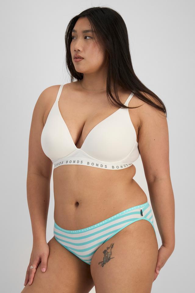 Chloe (She/Her) wears size 14 and is 165cm tall with 95cm chest and 78cm waist