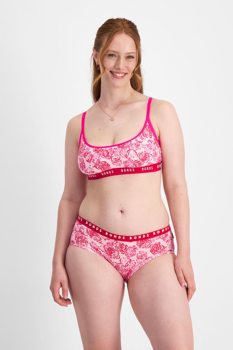 Martine (She/Her) wears size 14 and is 175cm tall with 82cm chest and 76cm waist