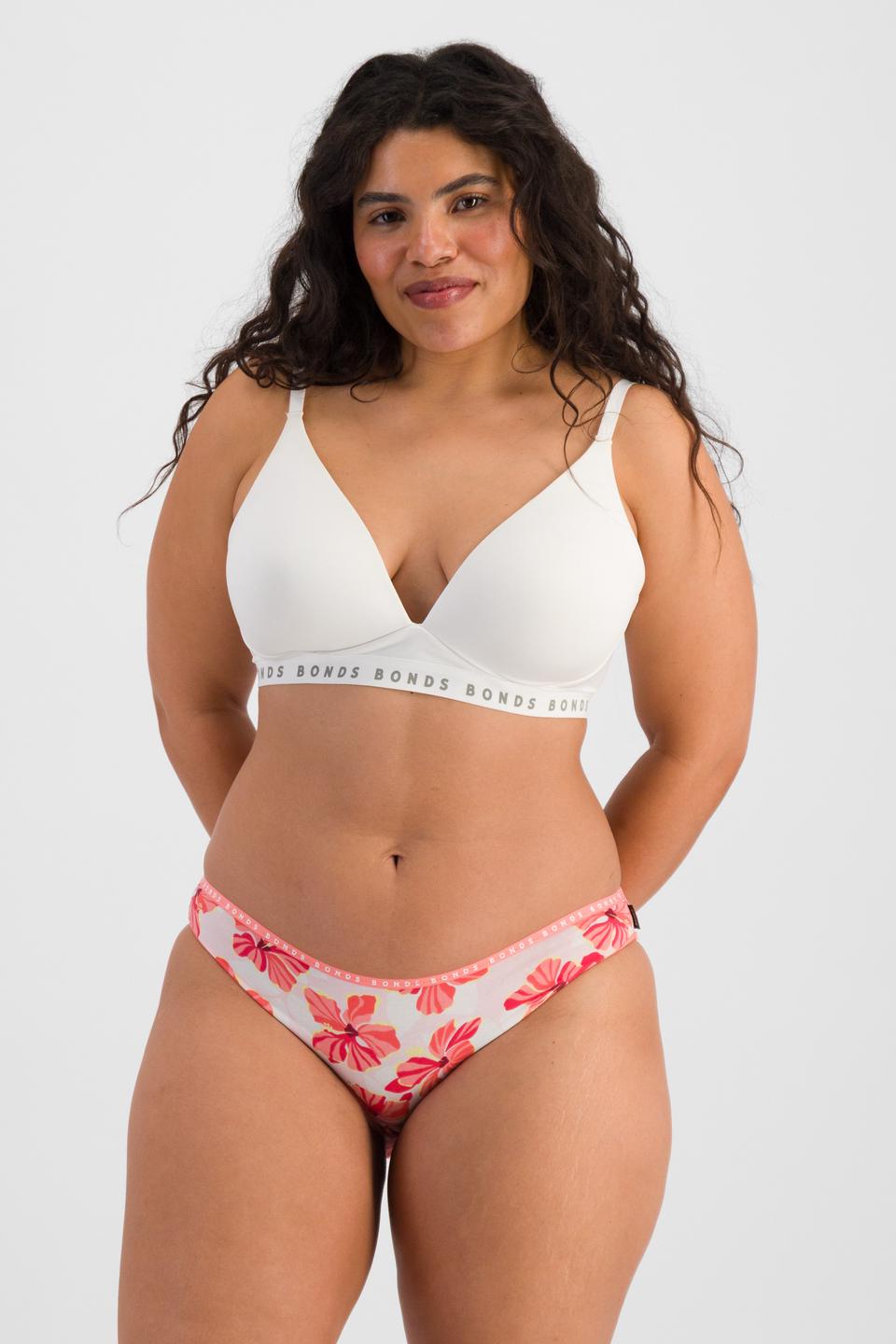 Laura (She/Her) wears size 14 and is 165cm tall with 94cm chest and 76cm waist