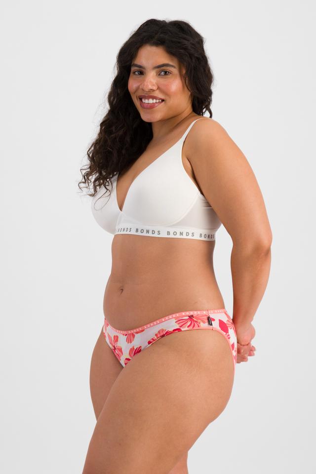Laura (She/Her) wears size 14 and is 165cm tall with 94cm chest and 76cm waist