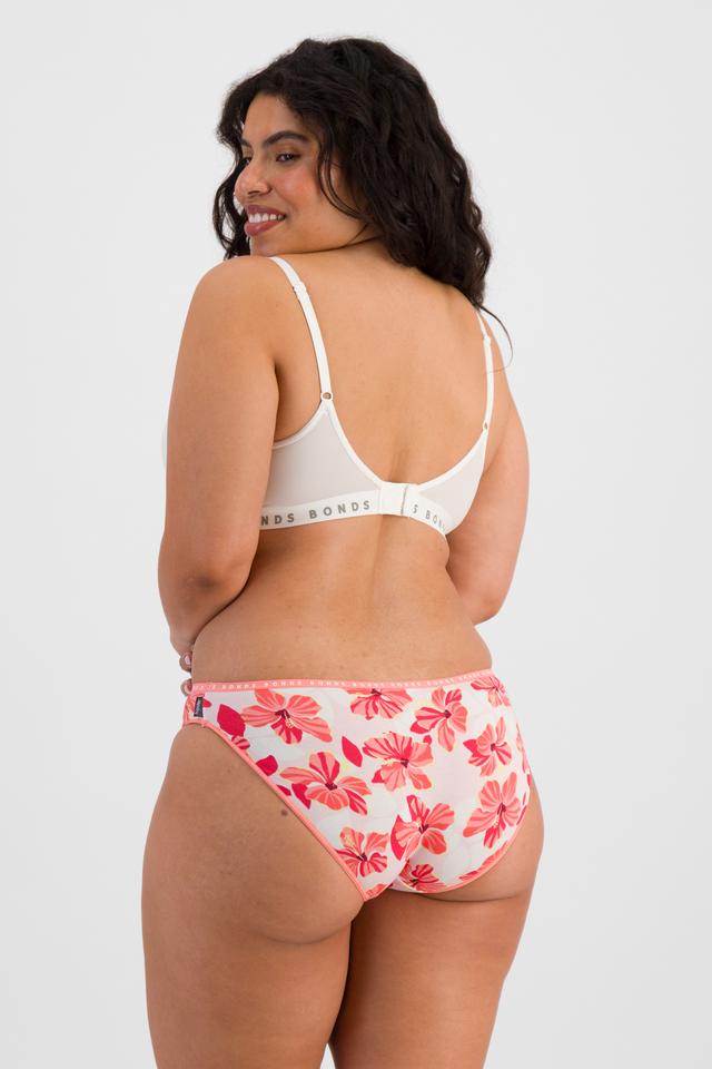 Laura (She/Her) wears size 14 and is 165cm tall with 94cm chest and 76cm waist