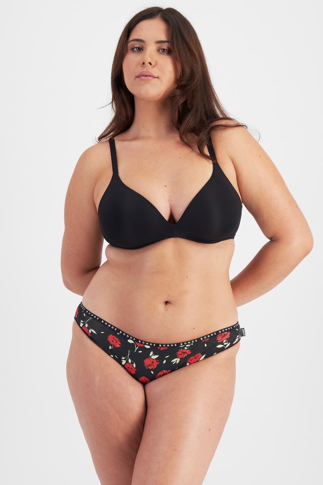 Bella (She/Her) wears size 14 and is 173cm tall with 95cm chest and 77cm waist