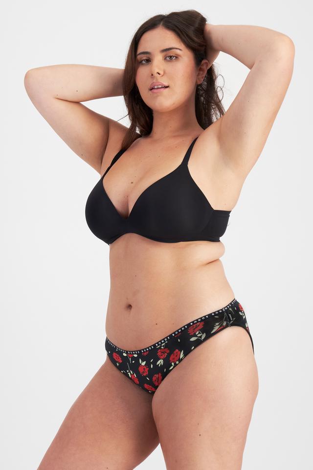 Bella (She/Her) wears size 14 and is 173cm tall with 95cm chest and 77cm waist