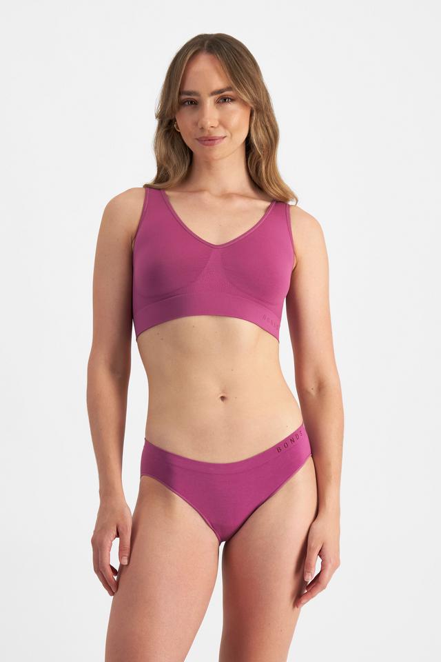 Mikaela (She/Her) wears size S and is 177cm tall with 89cm chest and 66cm waist