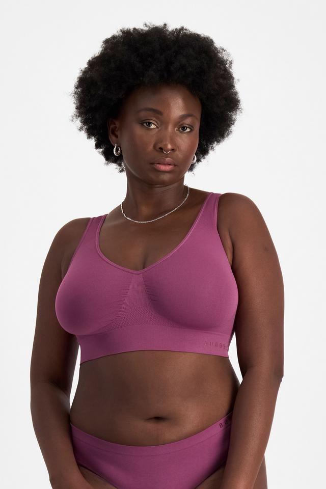 Nelly (She/Her) wears size 14 and is 173.73cm tall with 102cm chest and 84cm waist