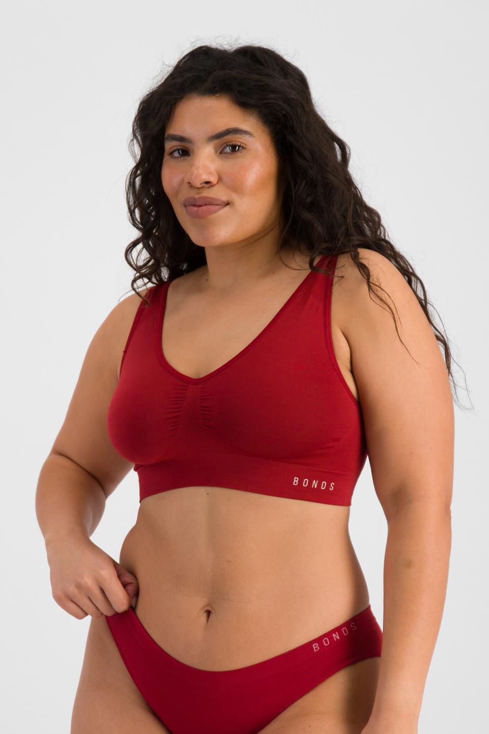 Laura (She/Her) wears size 14 and is 165cm tall with 94cm chest and 76cm waist