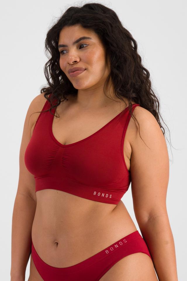 Laura (She/Her) wears size 14 and is 165cm tall with 94cm chest and 76cm waist