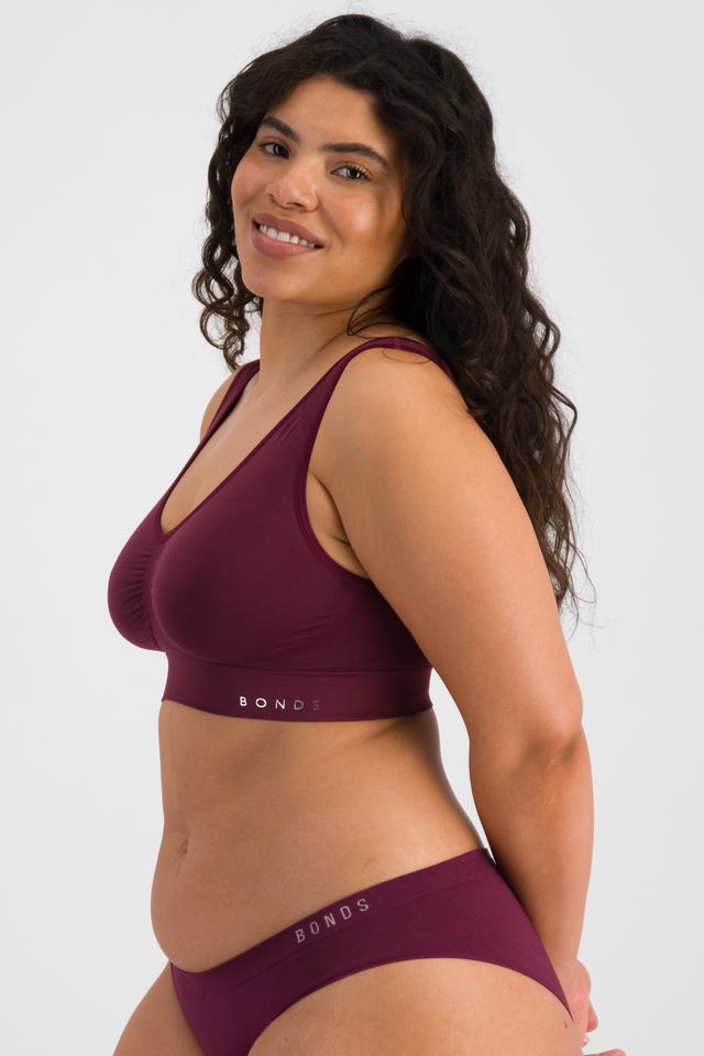 Laura (She/Her) wears size 14 and is 165cm tall with 94cm chest and 76cm waist