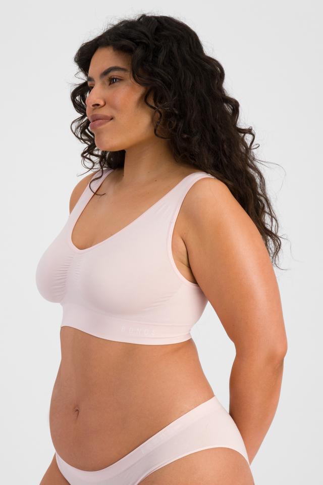Laura (She/Her) wears size 14 and is 165cm tall with 94cm chest and 76cm waist