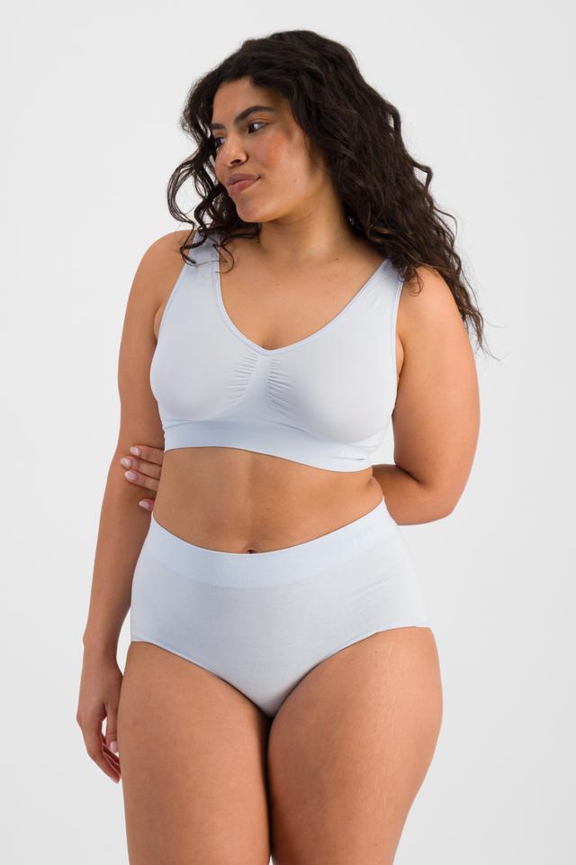 Laura (She/Her) wears size 14 and is 165cm tall with 94cm chest and 76cm waist