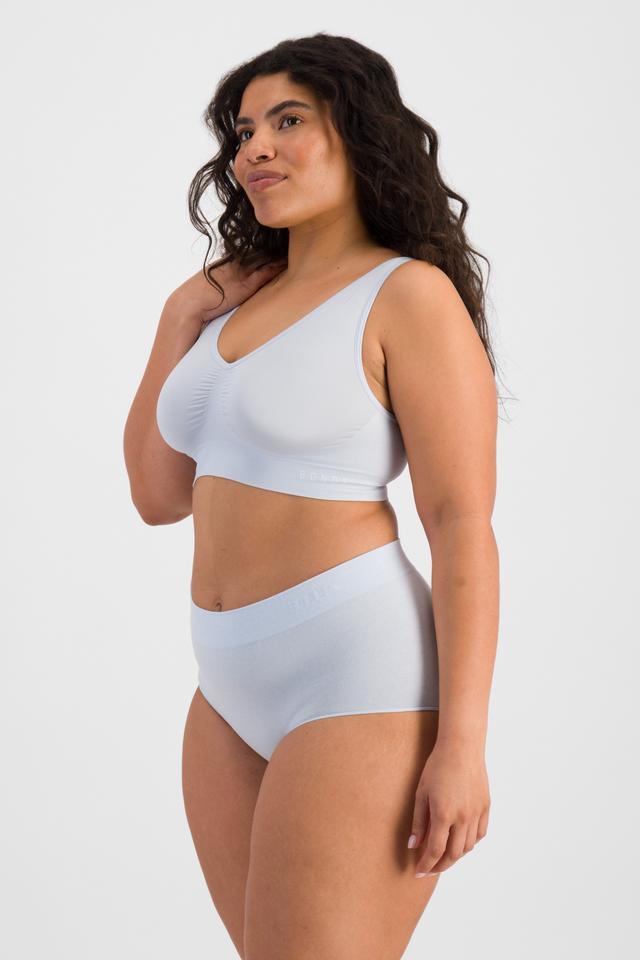 Laura (She/Her) wears size 14 and is 165cm tall with 94cm chest and 76cm waist