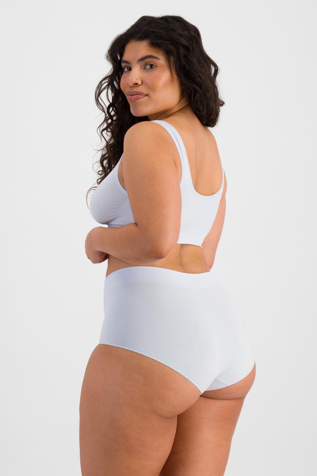 Laura (She/Her) wears size 14 and is 165cm tall with 94cm chest and 76cm waist