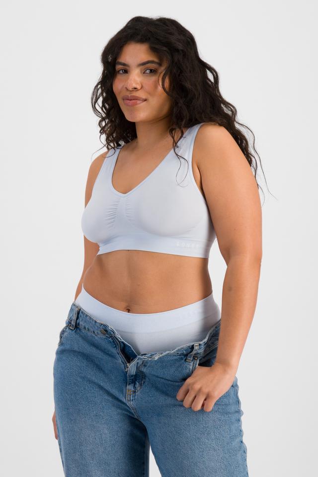 Laura (She/Her) wears size 14 and is 165cm tall with 94cm chest and 76cm waist