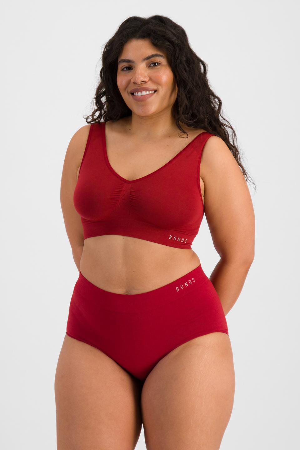 Laura (She/Her) wears size 14 and is 165cm tall with 94cm chest and 76cm waist