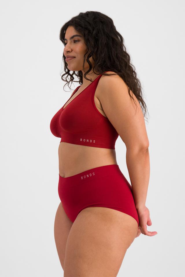 Laura (She/Her) wears size 14 and is 165cm tall with 94cm chest and 76cm waist