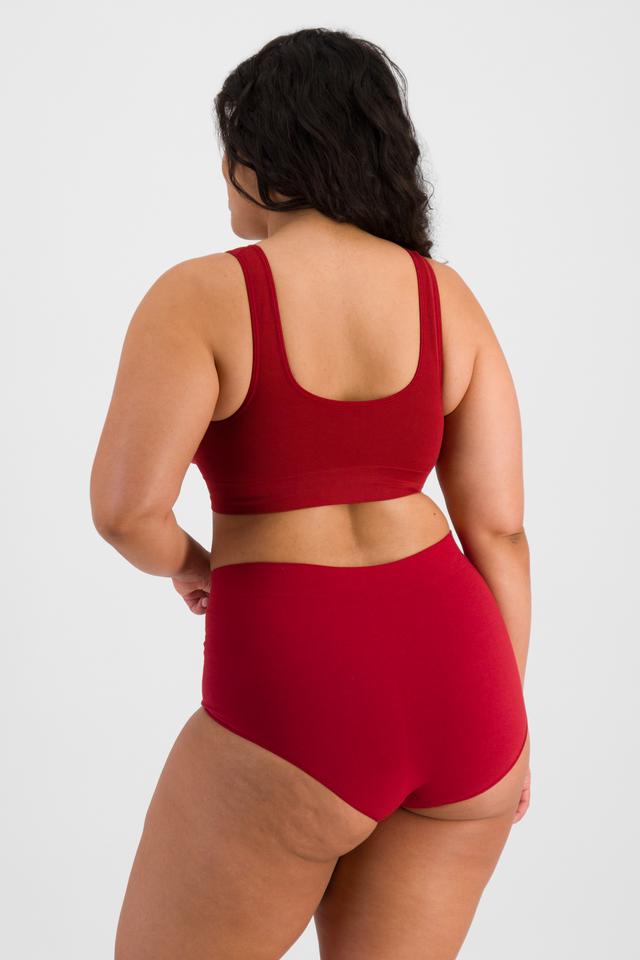 Laura (She/Her) wears size 14 and is 165cm tall with 94cm chest and 76cm waist