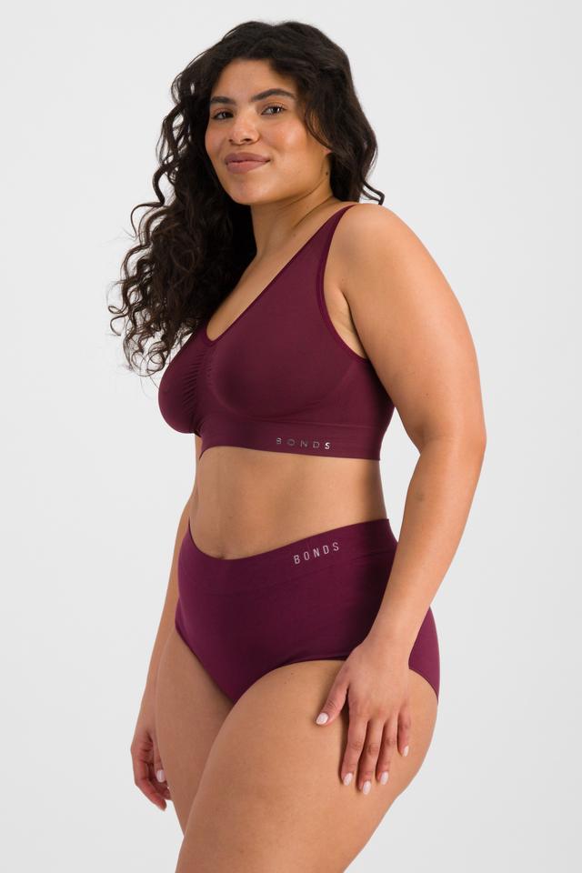 Laura (She/Her) wears size 14 and is 165cm tall with 94cm chest and 76cm waist