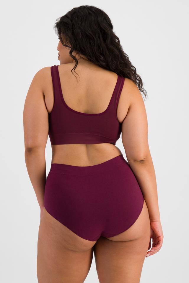 Laura (She/Her) wears size 14 and is 165cm tall with 94cm chest and 76cm waist