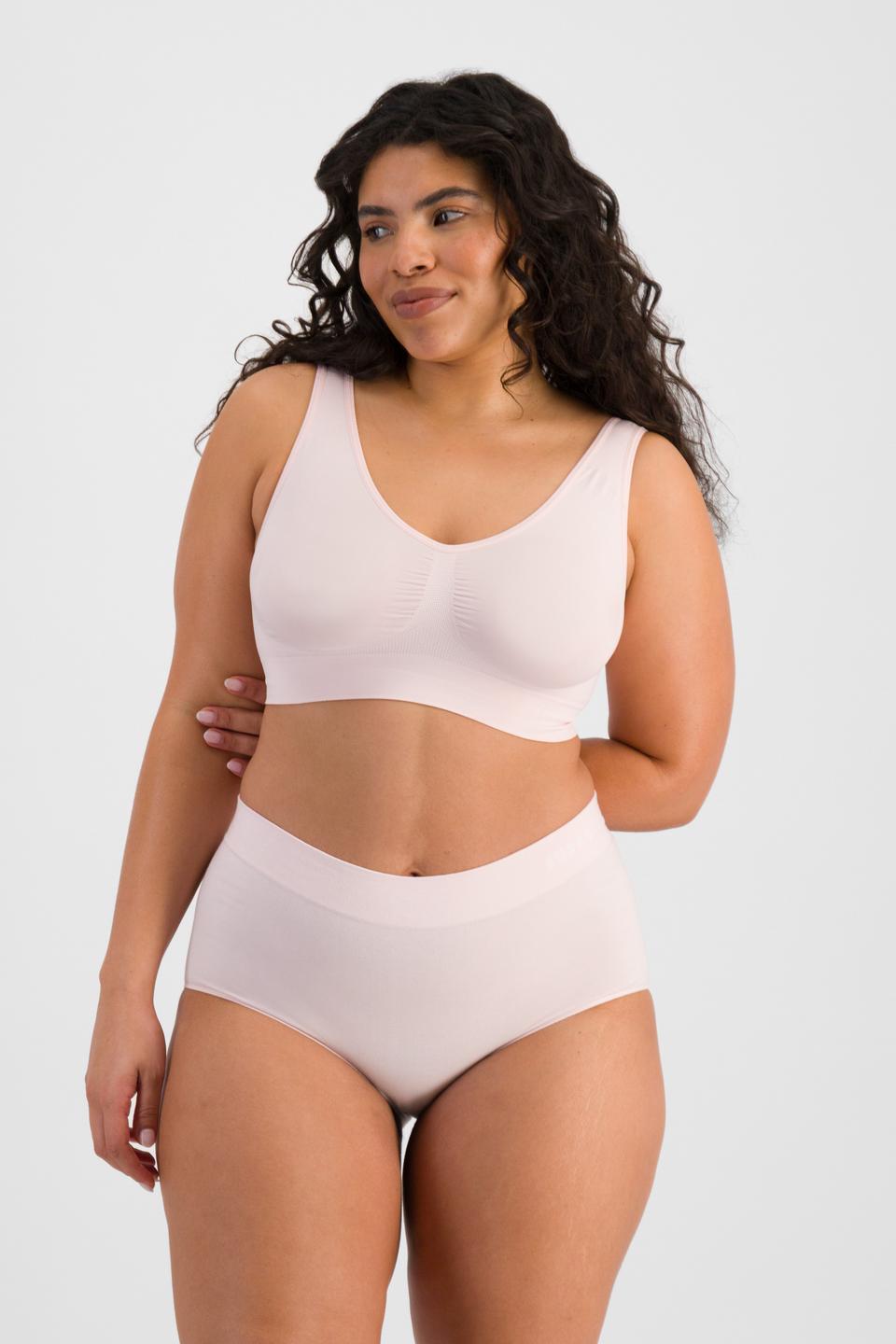 Laura (She/Her) wears size 14 and is 165cm tall with 94cm chest and 76cm waist
