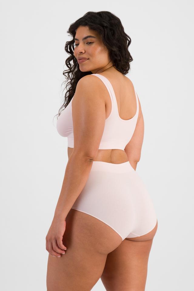 Laura (She/Her) wears size 14 and is 165cm tall with 94cm chest and 76cm waist