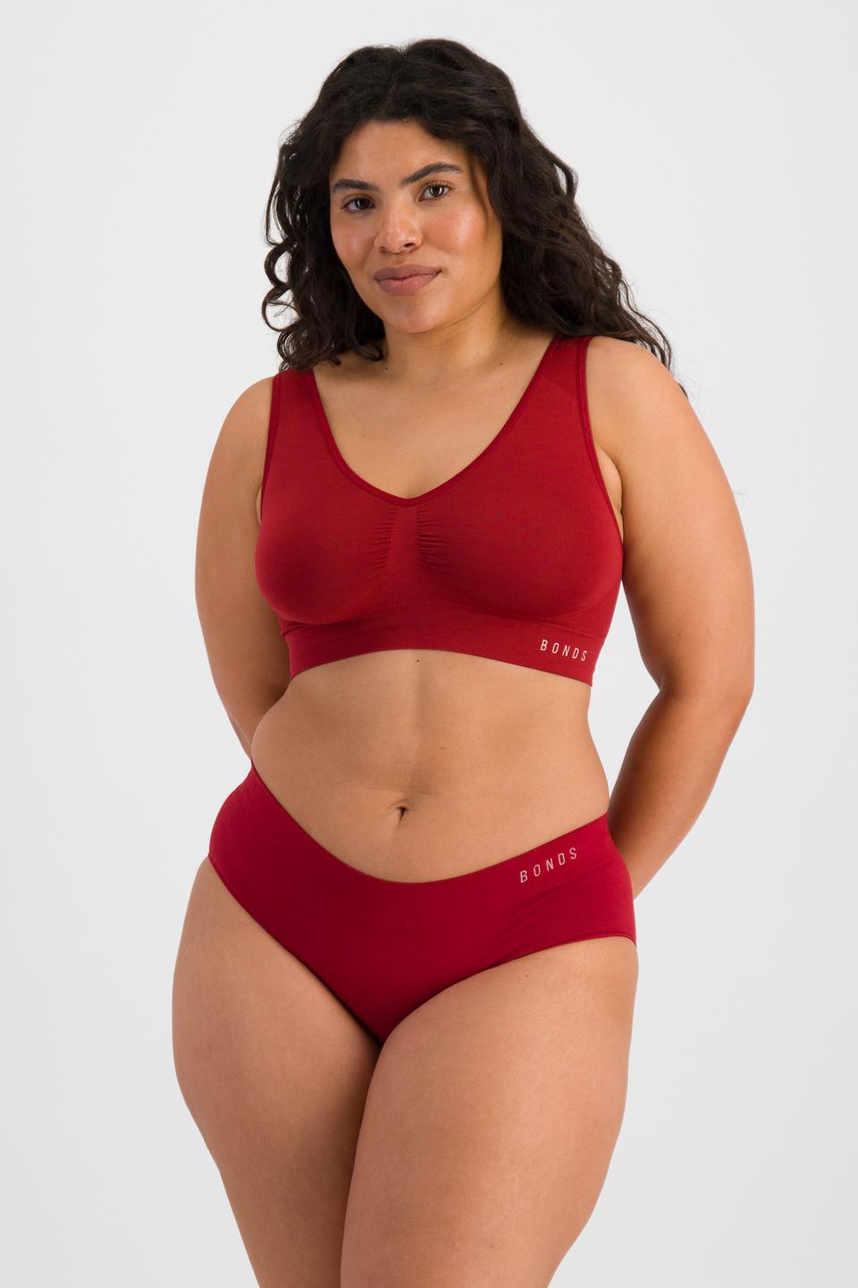 Laura (She/Her) wears size 14 and is 165cm tall with 94cm chest and 76cm waist